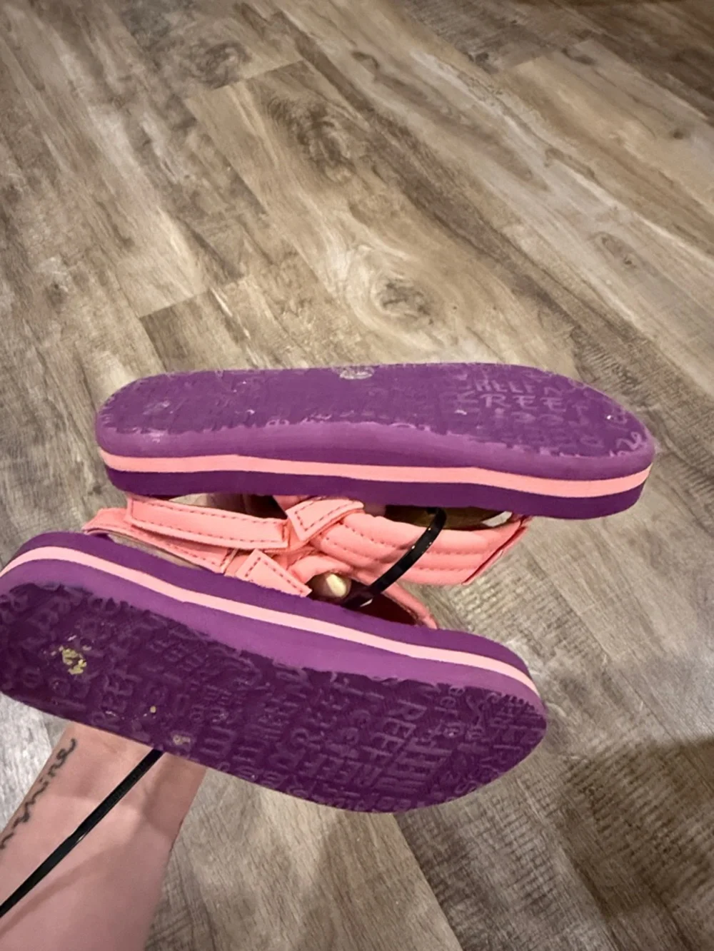 Reef Kids Coral Pink Strappy Flip Flops with Purple Footbed size 5/6